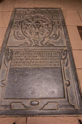 Inv. 28 Grabplatte von Basserat.jpg; 28; ;